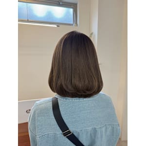 アッシュベージュ×ロブスタイル