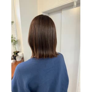 オリーブベージュ×切りっぱなしロブ