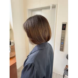 顔周りレイヤー×内巻きボブスタイル