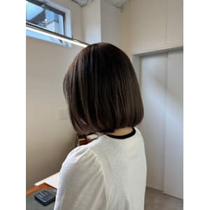 オリーブベージュ×内巻きボブスタイル