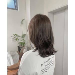 オリーブベージュ×外ハネスタイル