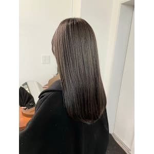 グレージュ×ストレートスタイル