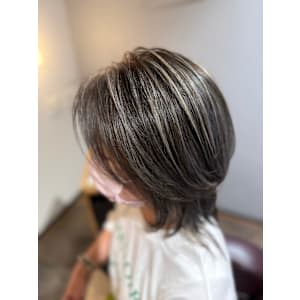 立体感ハイライト入りミディアムレイヤー - 喫茶と美容室 茶の間【キッサトビヨウシツチャノマ】掲載中