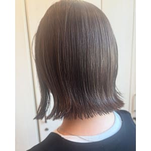 くすみベージュ/ぱっつんボブ/外ハネストレート
