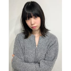 ぱっつん前髪 外ハネミディアム インナーカラー 暗髪