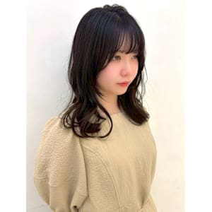 暗めグレージュ ミディアムレイヤー 顔周りカット ゆる巻き