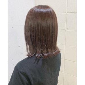 ぱつっとミディアム×ナチュラルレッドカラー