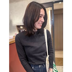 くびれヘア 顔周りレイヤー アッシュブラウン くびれミディ