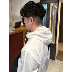 ツーブロック ナチュラルパーマ 刈り上げ 黒髪 20代