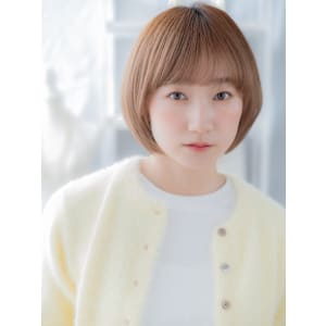 切りっぱなしナチュラルぱっつん前髪丸みボブ　細めハイライト