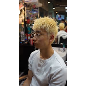 金髪スパイキーショート