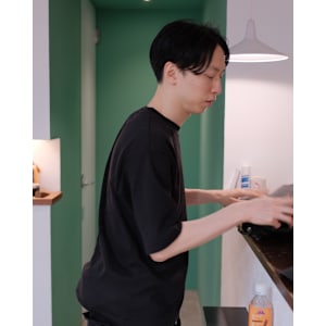 ソフトな刈り上げとセンターパート