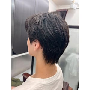 ネープレスセンターパート　黒髪　刈り上げなし