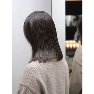 グレージュ風カラー＋ミディアムヘア