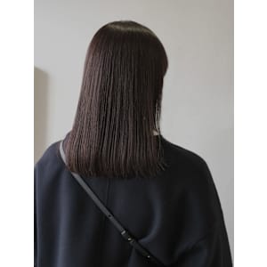 艶のあるミディアムヘア。