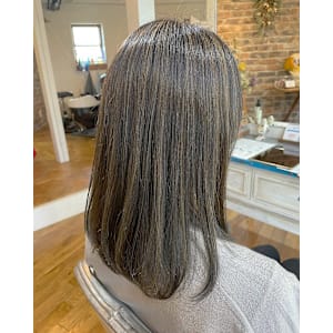 ミディアムボブ×シルバー系ハイライト