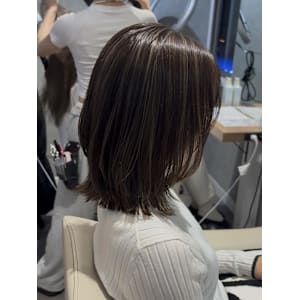 ナチュラルでお洒落なグレージュハイライト