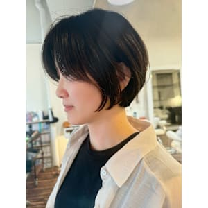 暗髪でも軽く見える質感ショート