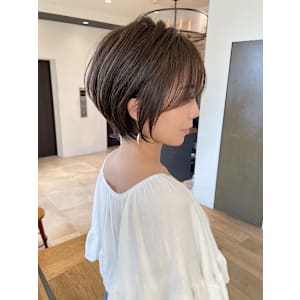 30代40代50代白髪ぼかし前髪あり丸顔似合う髪型ショート