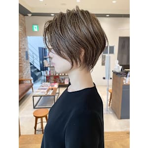 30代40代50代白髪ぼかし前髪あり丸顔似合う髪型ショート