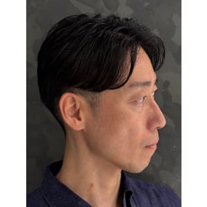 癖毛も味方に！ナチュラルセンターパート