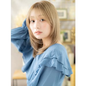 顔まわりレイヤーハイトーンカラーセミディ　ホワイトブロンド