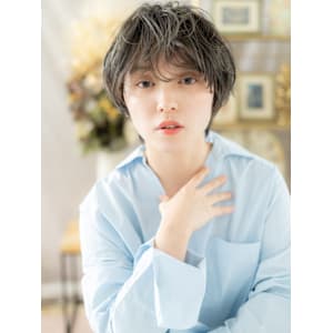 オリーブアッシュくせ毛風フェザーショート　ブルーカラー