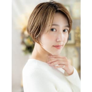 外国人風細めハイライト小顔前髪なしショート　フェザーショート