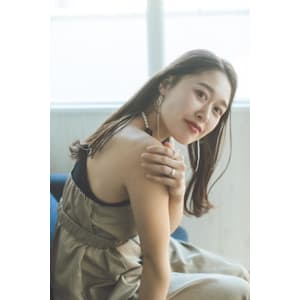 ミディアム　タイト　レイヤー　切りっぱなし　20代  30代