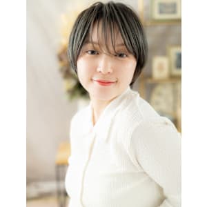 カーキグレージュ小顔束感マッシュショート　フェザーショート