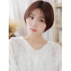 艶カラー前下がりショートヘルシースタイル　フェザーショート