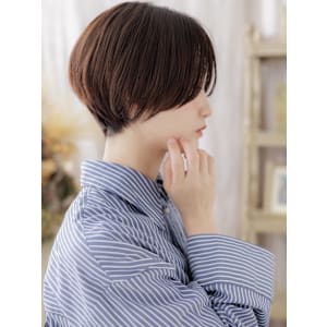 小顔補正カットうざバング透明感丸みショート　くすみベージュ