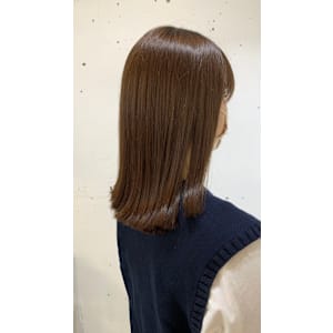 切りっぱなしミディアムヘア×ベージュカラー