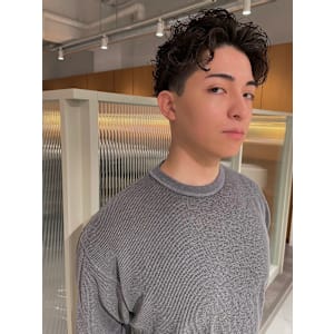 強めパーマでオールバック