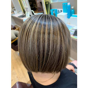 大人ショート細めハイライト白髪ぼかしくすみカラー40代50代