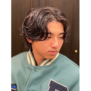 センターパート×パーマスタイル