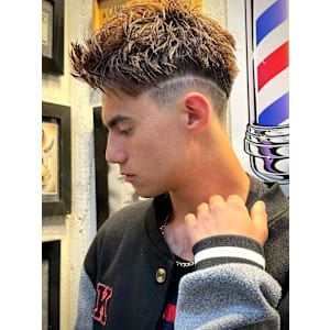 2024年春夏メンズヘアスタイル　茶髪×フェード×梅田