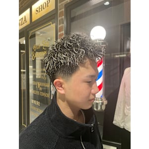 フェードカット×金メッシュ