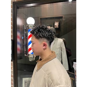 ショートパーマスタイル×フェードカット