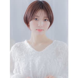 艶カラー前下がりショートヘルシースタイル　フェザーショート