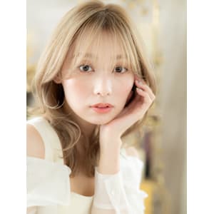 外国人風イヤリングカラーモテ髪くびれミディ　ホワイトブロンド