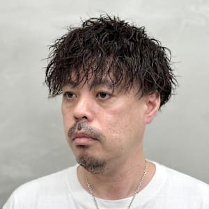 好感度抜群！アップバング×スパイラルパーマ/髭/ツーブロック