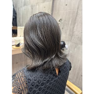 透明感たっぷりオリーブグレージュ！