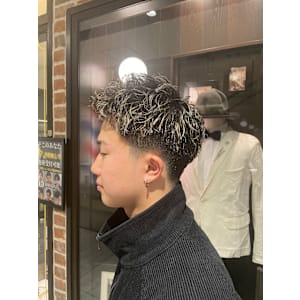 フェードカット×金メッシュ