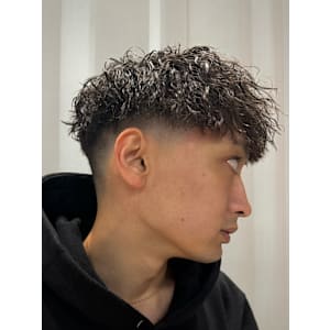 ツイストパーマ×スキンフェード