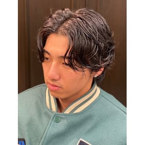 センターパート×パーマスタイル