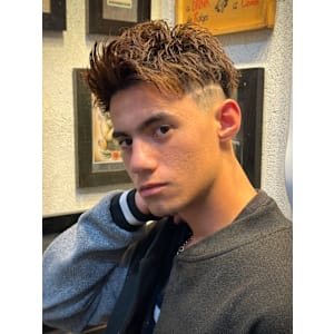 2024年春夏メンズヘアスタイル　茶髪×フェード×梅田