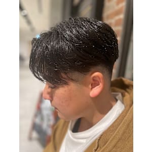 ナチュラルセンターパート×フェードスタイル