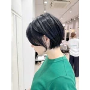 大人美人丸みショートボブ白髪ぼかしハイライト