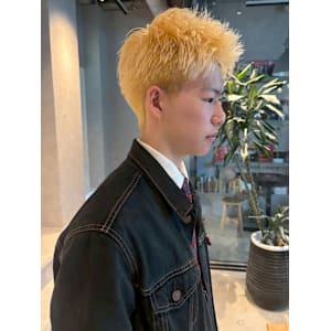 金髪 ブリーチ スパイキーショート アップバング ハイトーン